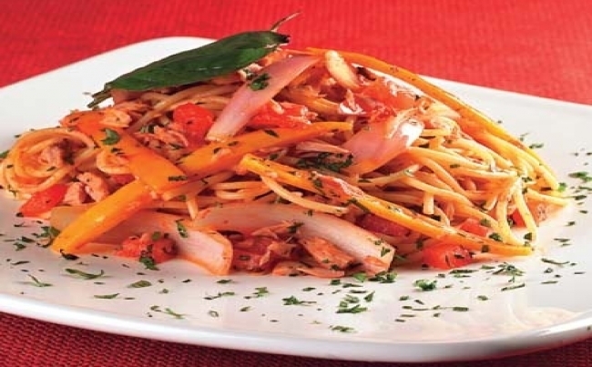 Fideos en sartén con atún